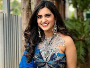 Bigg Boss Non-Stop Contestant Sravanthi Chokarapu Dazzels On A Heavy Studded Jewellery With Gorgeous Gems Over Them.